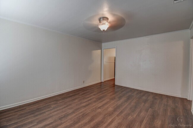 Building Photo - 701-703g