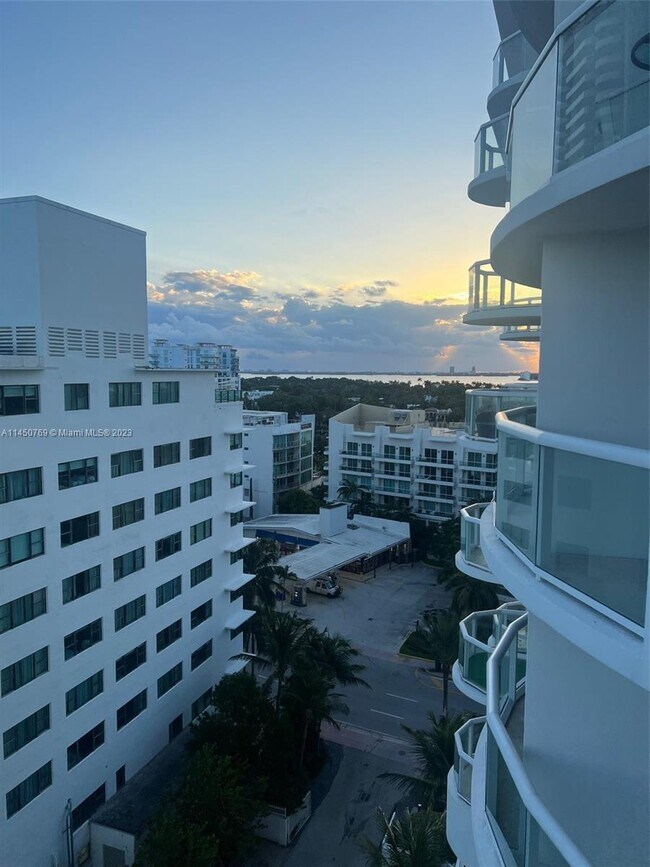 Foto del edificio - 6365 Collins Ave