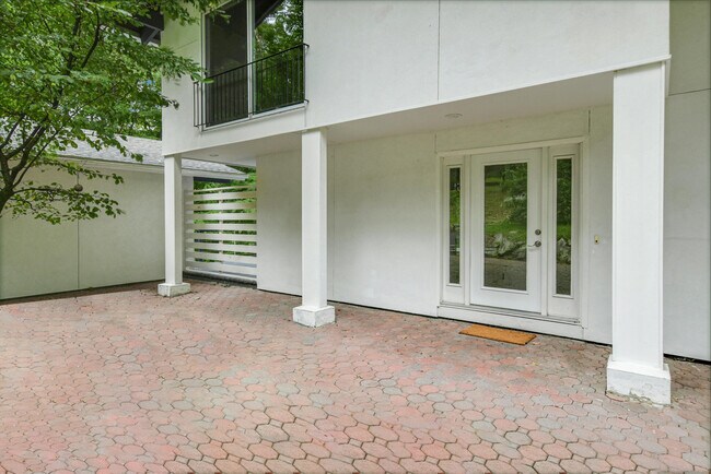 Foto del edificio - 70 Birch Hill Rd