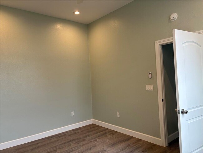 Foto del edificio - 120 Boxwoods Ln