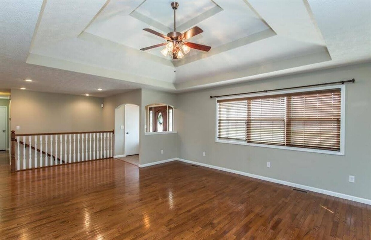 Foto principal - Huge fenced home close to FLW