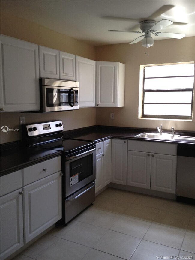 Foto del edificio - 350 NE 161st St