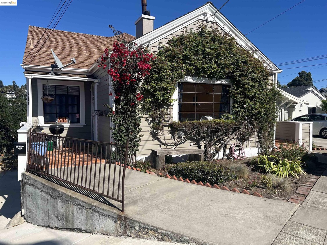 Primary Photo - 900 Everett Ave