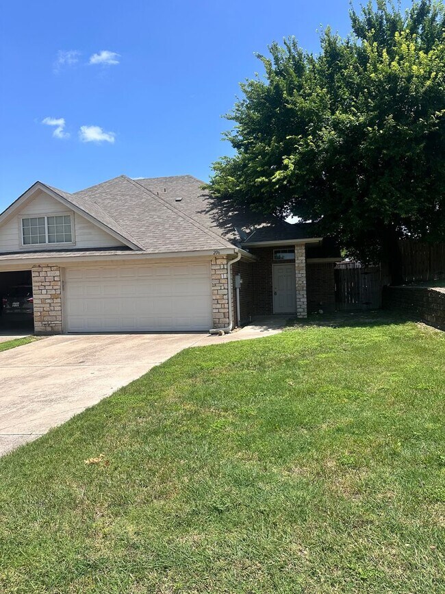 Foto del edificio - 3/2/2 in a quiet neighborhood located right in the heart of Weatherford.