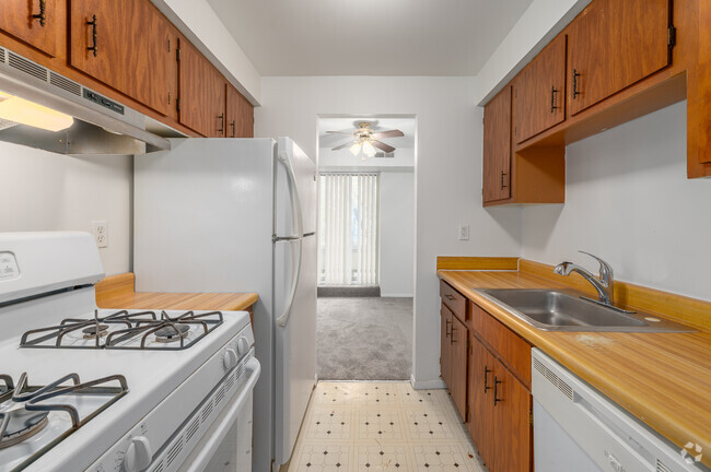 1 BD, 1 BA - 780SF - Kitchen - GreenRidge on Euclid