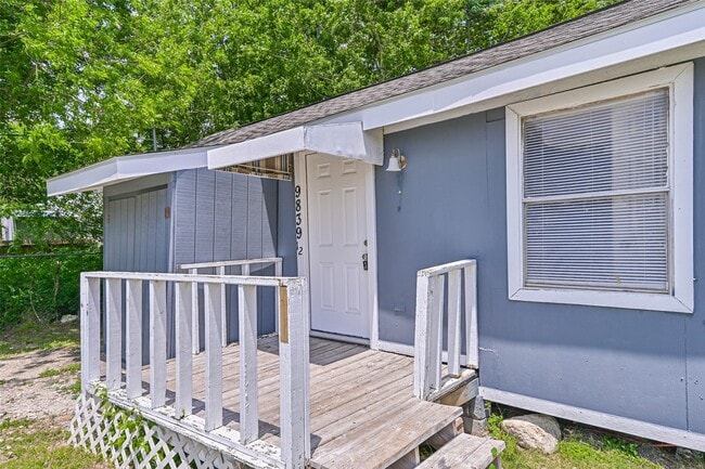 Building Photo - 9839 Racine St