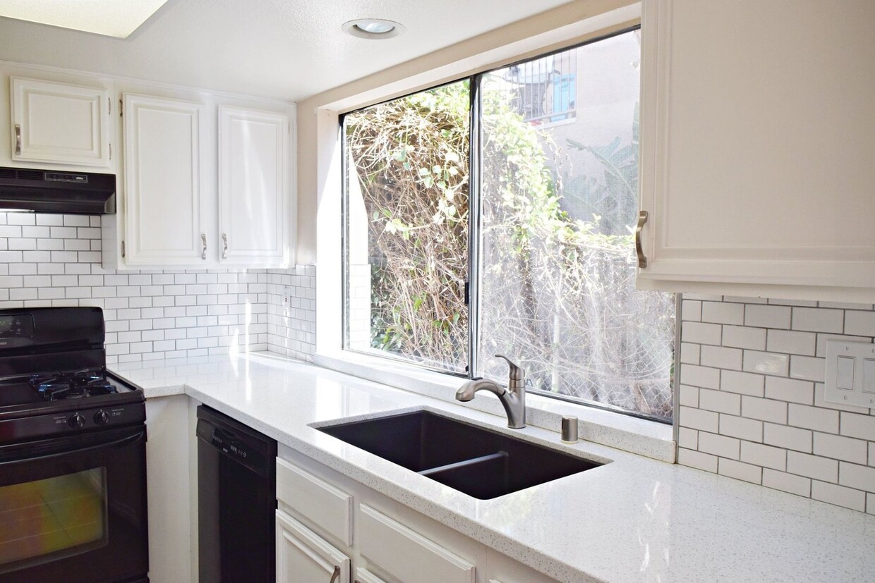 Foto principal - Linda Vista/USD - 2BR 2.5BA Townhome - Upd...