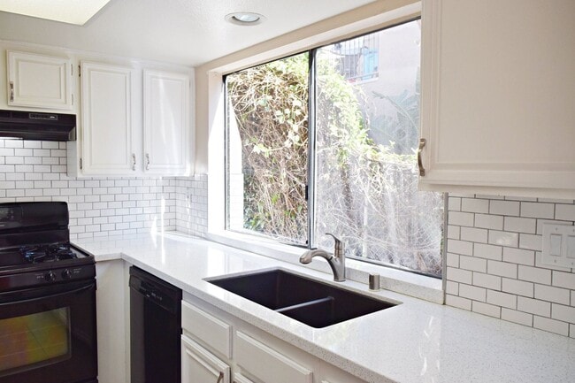 Foto del edificio - Modern 2 Bed 2.5Bath Townhome with Garage, Balconies & In-Unit Laundry in Linda Vista
