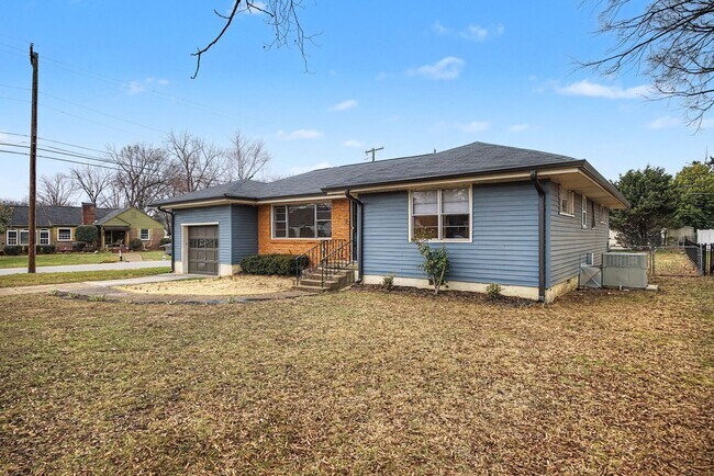 Building Photo - Charming Neighborhood | Minutes from Downtown | 3 Beds + 2 Baths | Fenced Backyard | Screened Pat...