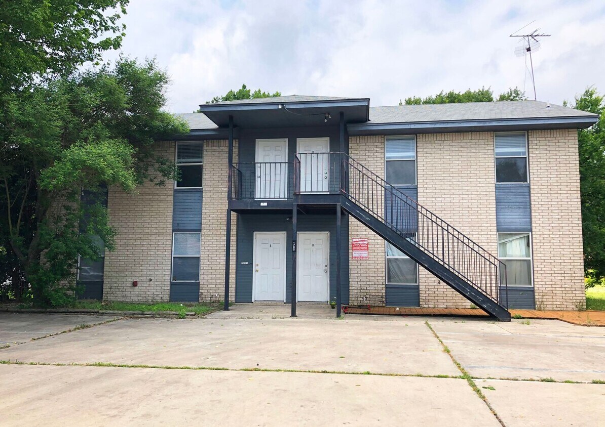 Foto principal - 1705 Cedarhill Dr