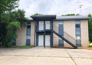 Building Photo - 1705 Cedarhill Dr