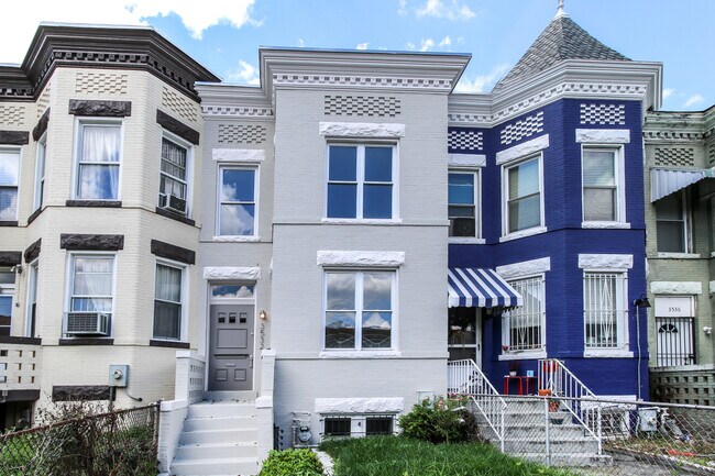 Foto del edificio - Renovated Columbia Heights 4BD Rowhome wit...