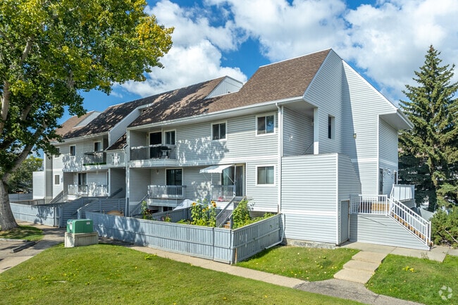 Building Photo - Deerwood Place