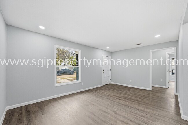 Building Photo - 904 21st St