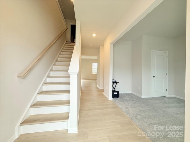 Building Photo - 6337 Fairfax Ct
