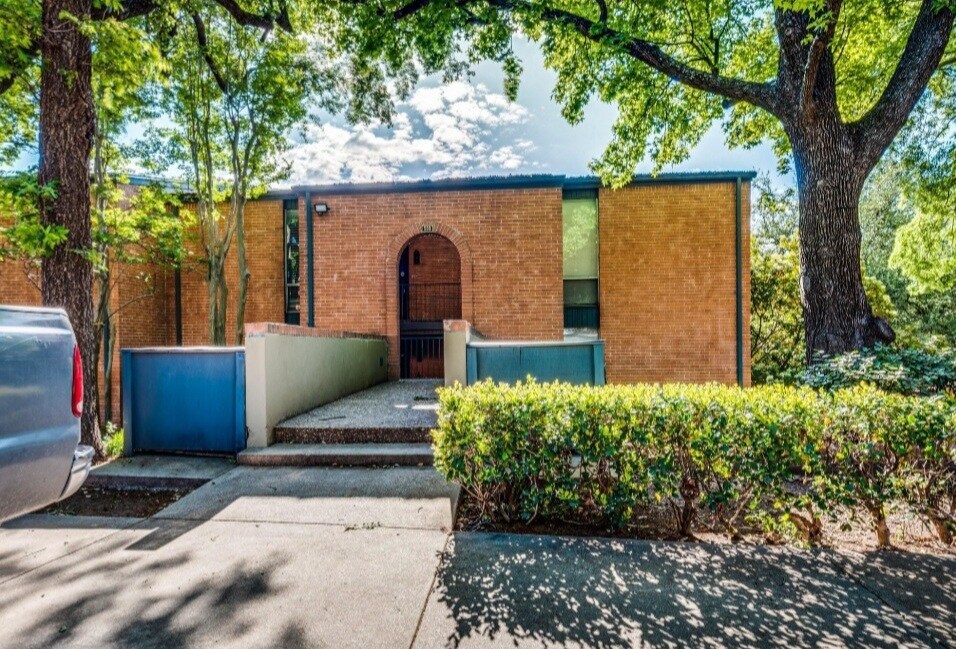 Building view - 500 E Avenue J