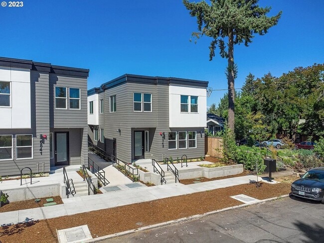 Building Photo - Montana Ave 6 Plex