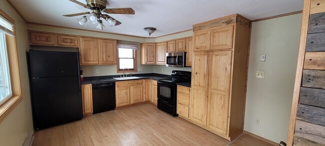 Building Photo - Spacious 4 Bedroom home