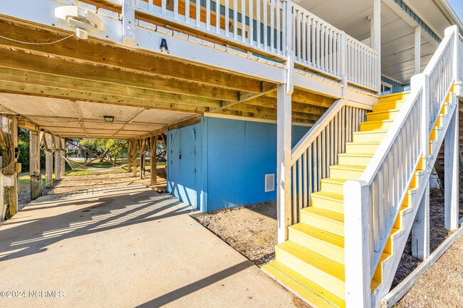 Building Photo - 928 E Dolphin Dr