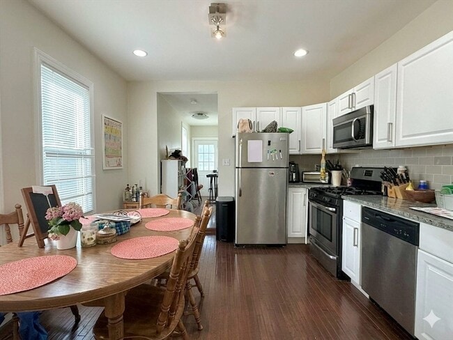 Building Photo - 6 Rice St