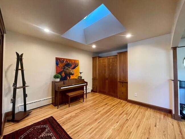 Building Photo - FULLY FURNISHED 2 Bed 1.5 Bath House by Ci...