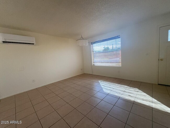 Building Photo - 5030 E Evergreen Dr