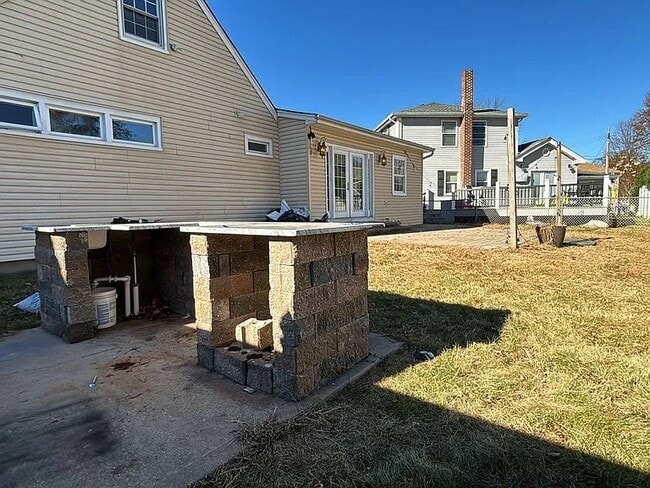 Building Photo - 303 West Ln