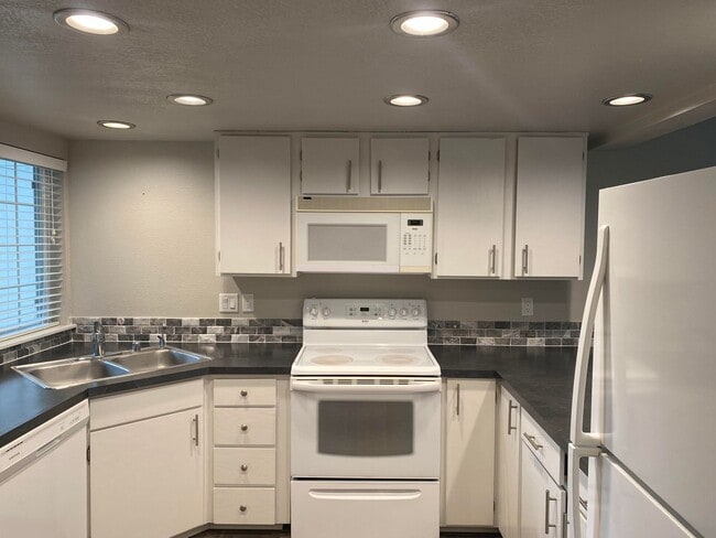 Foto del edificio - Brand New Remodeled 3 Bedroom 2.5 Bath  2 Car Garage