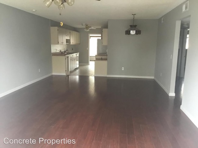 Building Photo - 530 E Rosewood Ln
