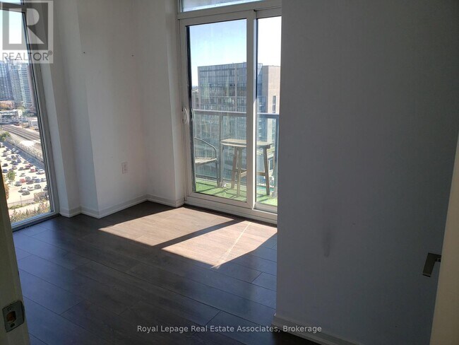 Building Photo - 36-17036 Lisgar St