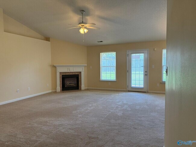Foto del edificio - 128 Clover Ridge Dr