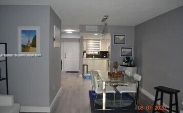 Building Photo - 9367 Fontainebleau Blvd