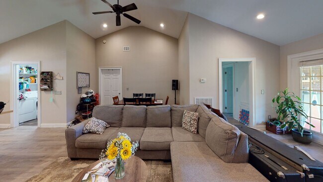 Building Photo - Cute 4BR/4BA Home in Eagles Landing-802 W ...