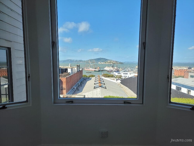 Building Photo - 862 North Point St