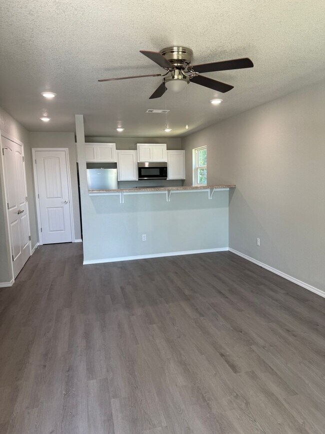 Building Photo - 2109 Birnie Ave