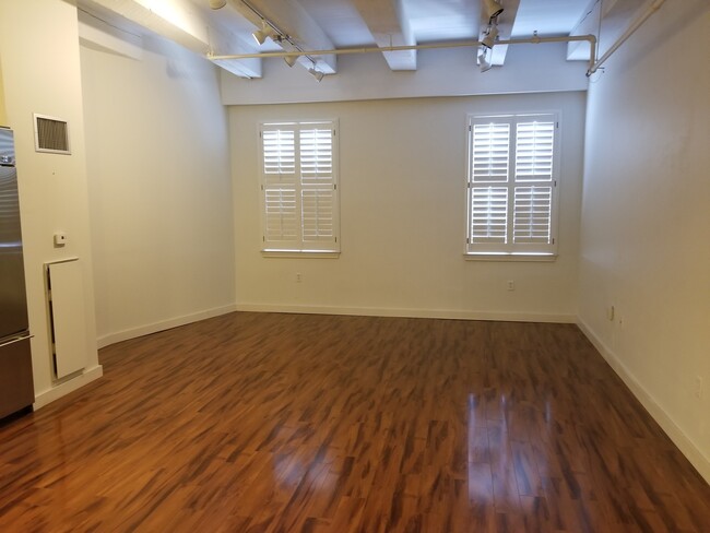 Foto del edificio - Extra Large Downtown 1 Bedroom Apt /w Wash...