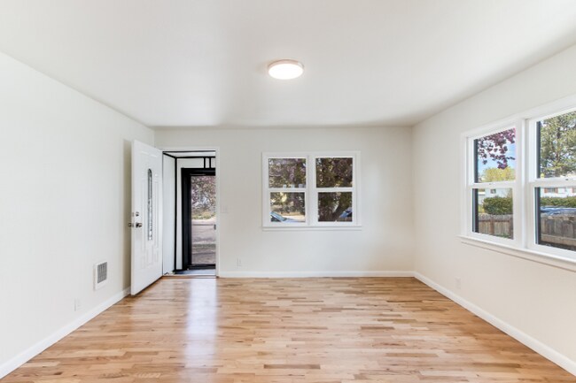 Foto del edificio - Updated Three Bedroom, One Bathroom