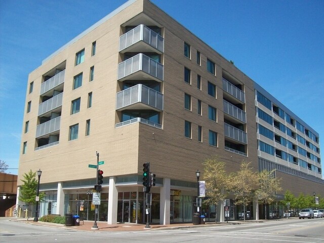 Primary Photo - 900 Chicago Ave