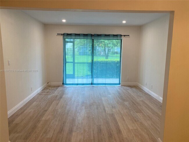 Foto del edificio - 3119 Oakland Shores Dr