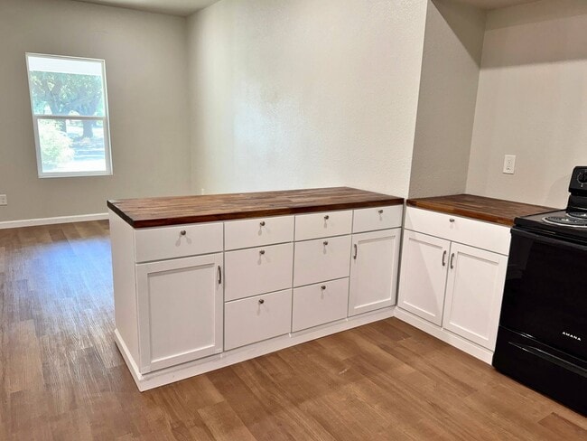Foto del edificio - Fully Remodeled 3 Bed 2 Bath In Floral Hei...
