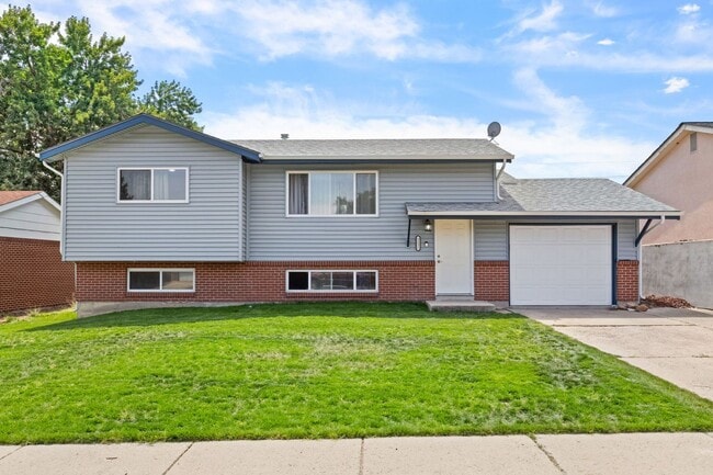 Foto del edificio - 4 bedroom with large backyard