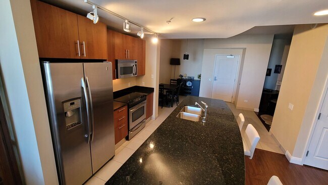Foto del edificio - ***GORGEOUS FURNISHED 1 BEDROOM CONDO AT A...