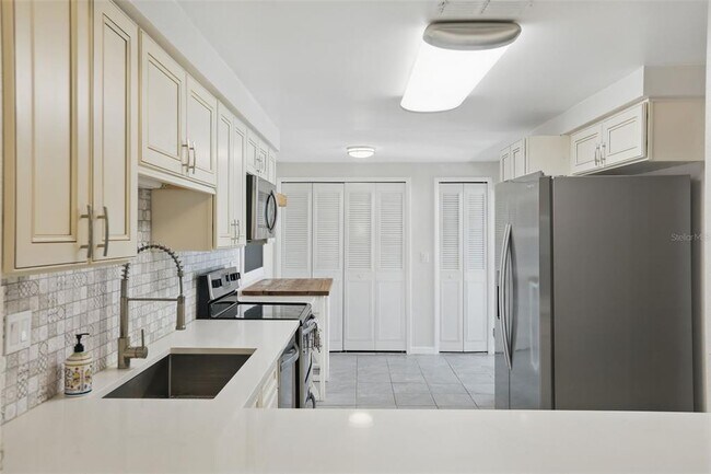 Foto del edificio - 449 Meadowood Blvd