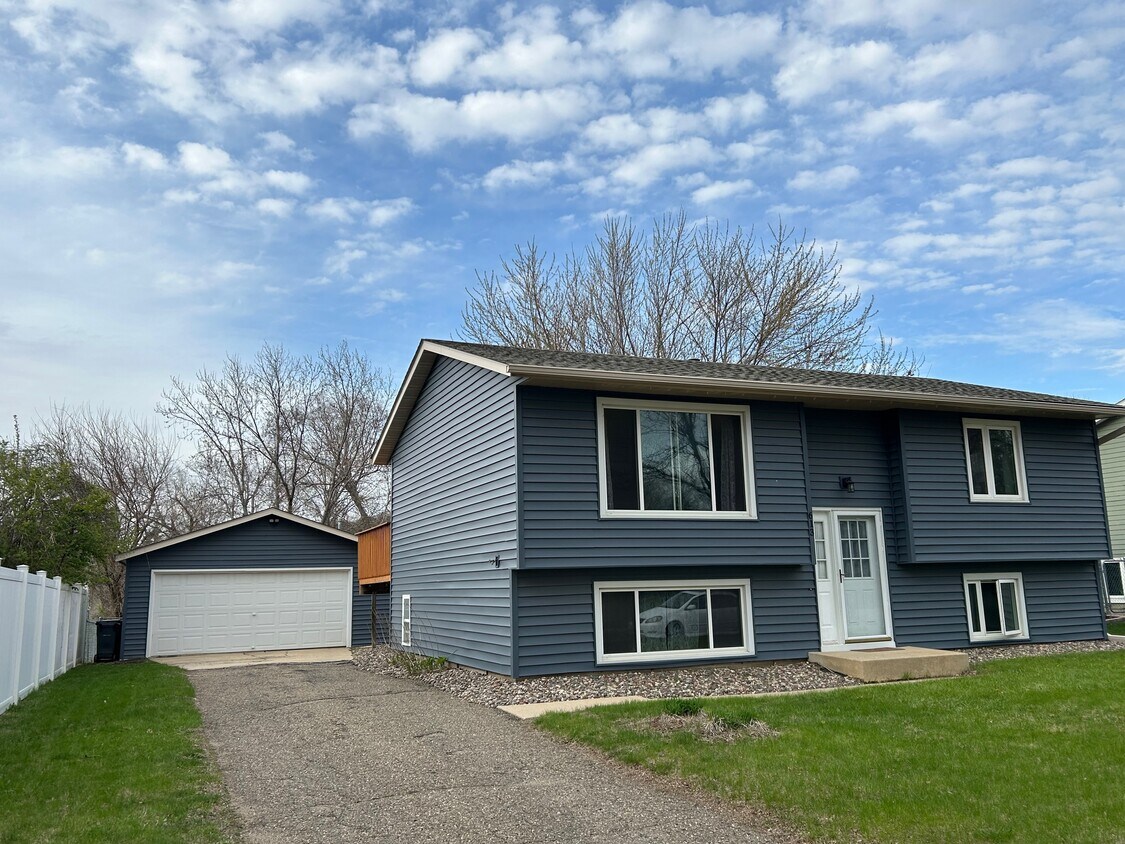 Foto principal - 613 30th St NE