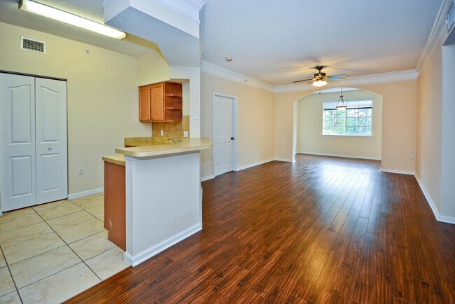Foto del edificio - 6203 Myrtlewood Cir W