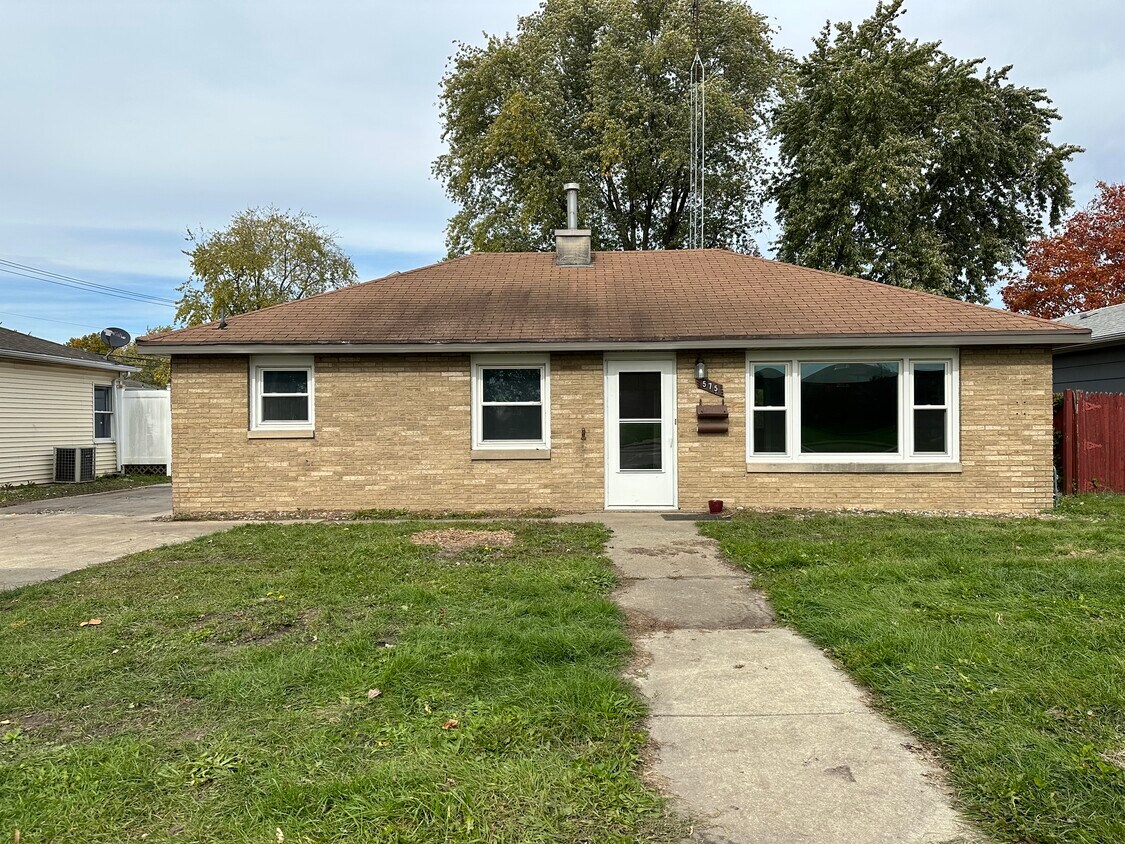 575 W Brookmont Blvd, Bradley, IL 60915 House Rental in Bradley, IL