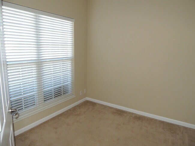 Foto del edificio - 2 bed, 2 bath, 2 car garage ranch style townhouse in N. Knoxville