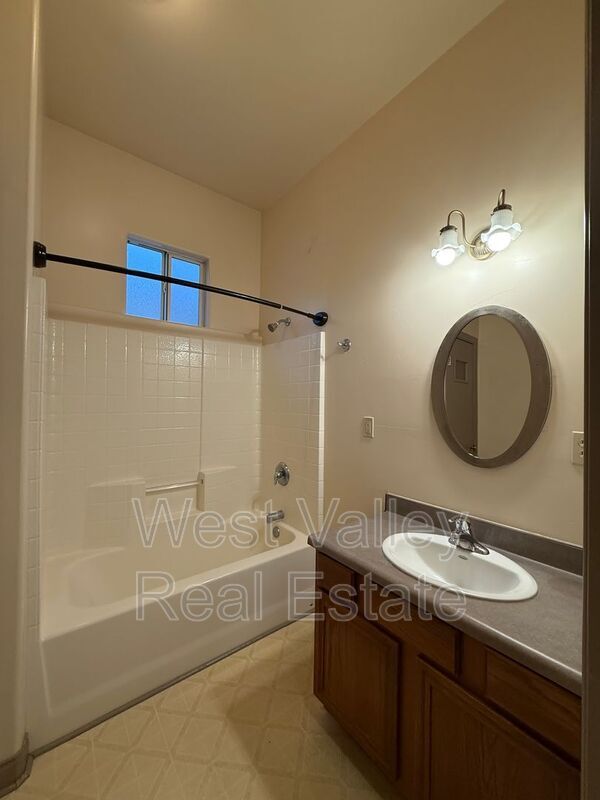 Building Photo - 522 Center St