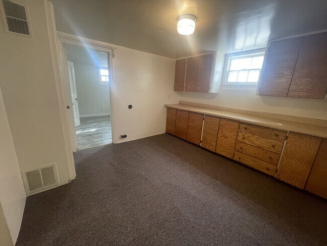 Foto del edificio - Two Bedroom, One and half bathroom house! ...