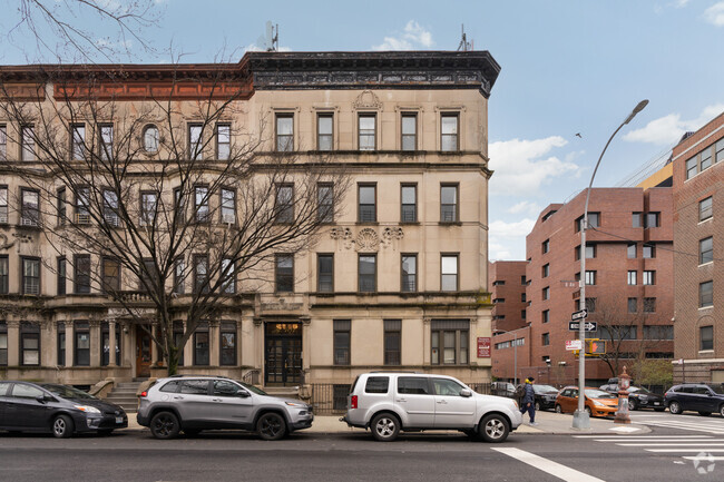 Foto del edificio - 702-704 Eighth Ave